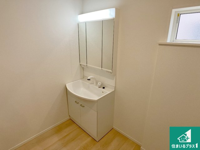 神戸市西区大沢　第1期　新築一戸建ての独立洗面台|清潔感のある洗面台です。フラットな鏡は掃除がしやすく毎日清潔！鏡裏には収納があるのでスッキリとした洗面台が保てます。