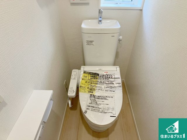 神戸市西区大沢　第1期　新築一戸建てのトイレ|1・2階の2ヶ所にあるので、朝の忙しい時間の順番待ちもなく、深夜の利用にも大変便利です。