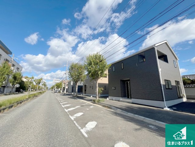 神戸市西区大沢　第1期　新築一戸建ての前面道路含む現地写真|周辺は閑静な住宅街！前面道路広々で車の出し入れも便利です。駐車が苦手な方でも安心して車庫入れできます！