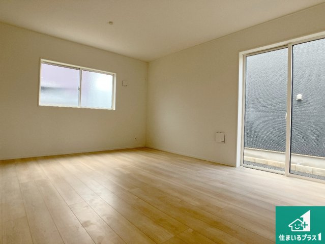 神戸市西区大沢　第1期　新築一戸建ての居間・リビング|日当たり良好の明るいリビングで朝の目覚めもスッキリできそう！対面キッチンでご家族のコミュニケーションも自然と増える設計！小さなお子様が遊ぶスペースを作っても広々とくつろげるLDK！