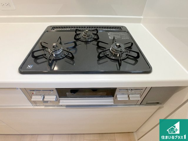 神戸市西区大沢　第1期　新築一戸建ての設備|ダブル高火力Ｓｉセンサー付きコンロ！３口あるので、まとめて料理をする時も大活躍！