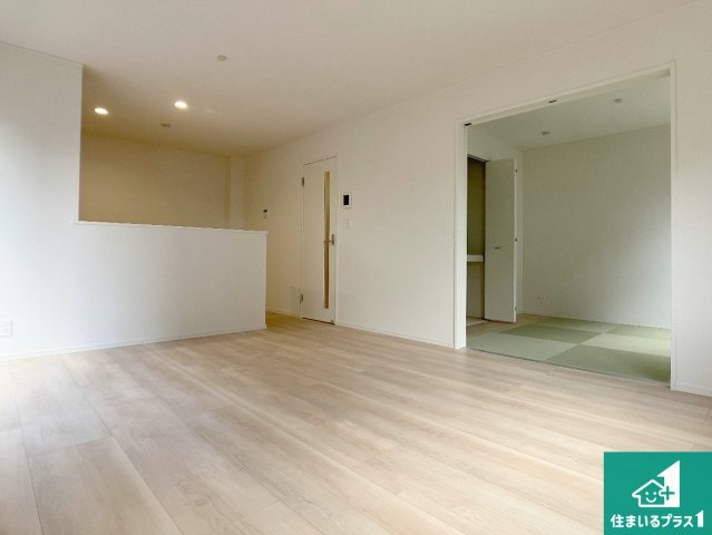 神戸市西区大沢　第1期　新築一戸建ての居間・リビング|シンプルなリビングは、観葉植物等のインテリアを楽しめますね！パパ好みにも、ママ好みにも家具次第で雰囲気を変えることができます！