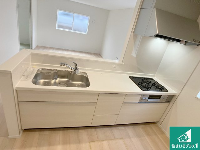 神戸市西区大沢　第1期　新築一戸建てのキッチン|リビングと統一感があり、使い勝手のいいキッチン。広々としているので、二人並んで作業が出来ちゃいます。お子様と一緒に色々なお料理に挑戦できるスペースがあります。