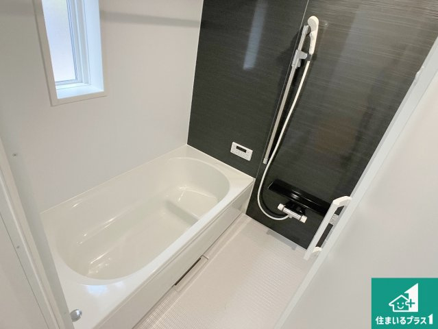 神戸市西区大沢　第1期　新築一戸建ての浴室|足をゆったり伸ばして寛げる浴槽です。窓が設けられていますので差し込む光が明るく穏やかな雰囲気にしてくれます♪浴室乾燥機も設置しているので、雨の日の洗濯物も安心です♪