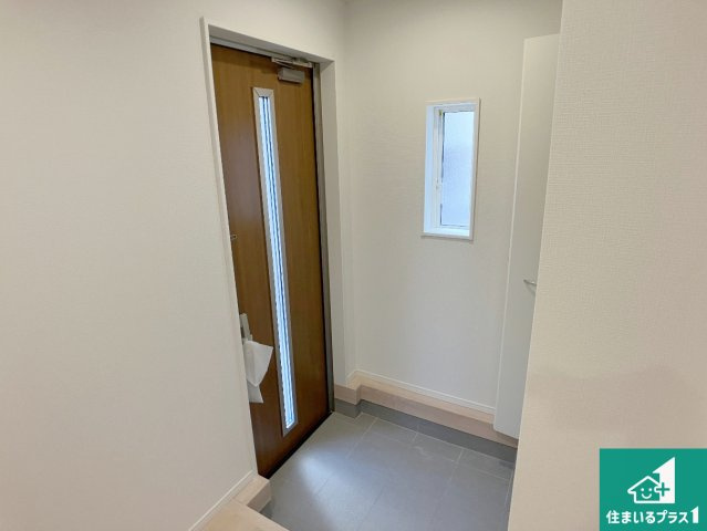 神戸市西区大沢　第1期　新築一戸建ての玄関|周辺は落ち着いた街並みの住宅地！子育てがしやすい住環境です！まだ未完成ですが、現地でしかシューズボックスにはたくさんの靴が収納できるので玄関周りはいつもスッキリ！ご家族が増えても安心！