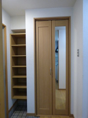 【収納】 | ミレーユ・ステディア（短期滞在向けプランA） | 玄関にクローゼットを設置しておりますので、帰宅後すぐに上着を掛けられます。姿見もありますので、お出かけ前には全身チェックできます！