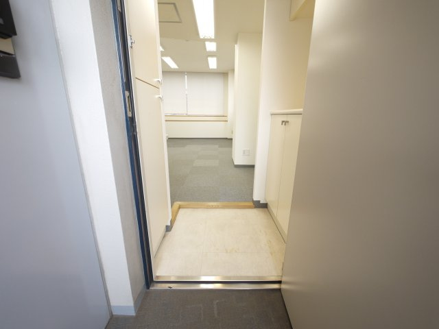 渡辺ビルの玄関