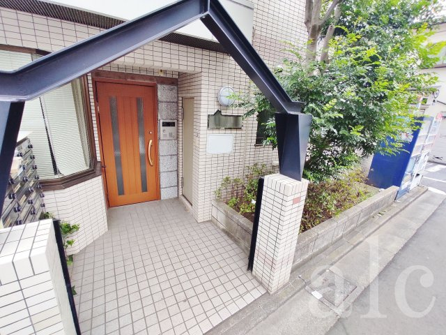 杉並区西荻南２丁目の賃貸マンションのエントランス