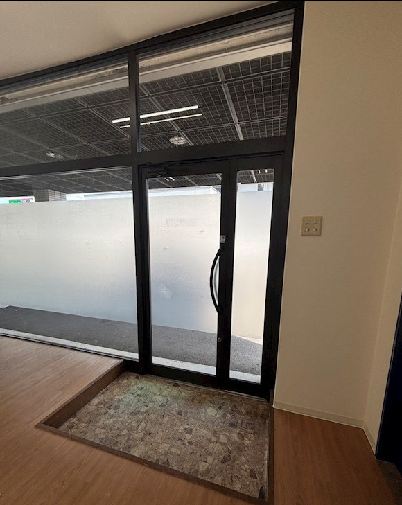 栗東市綣４丁目の店舗事務所の玄関