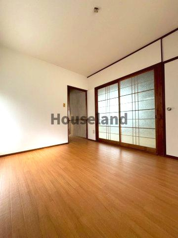 岩橋戸建の居間・リビング|1階洋室