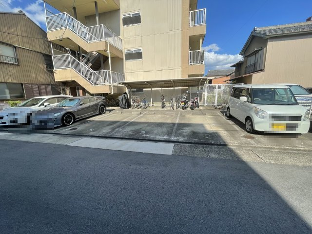 ニシムラハイツの駐車場