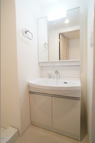 ぽわんの独立洗面台|嬉しい三面鏡　シャワー付き