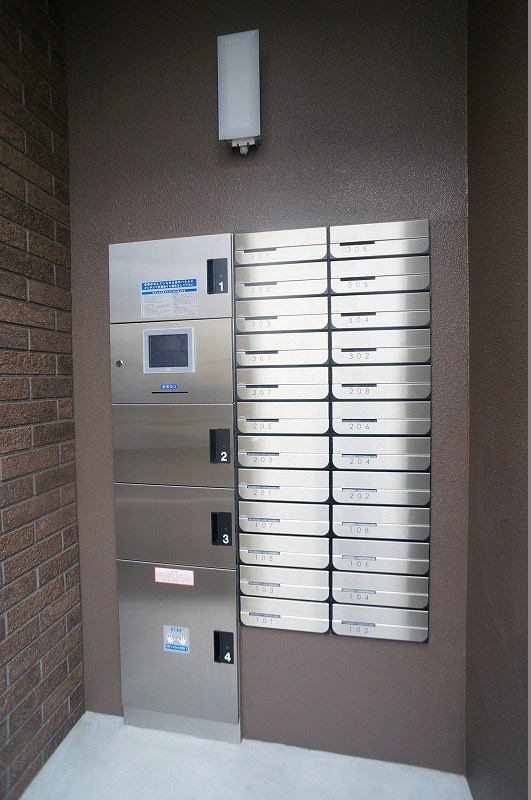 ぽわんのエントランス|宅配BOXも付いています。