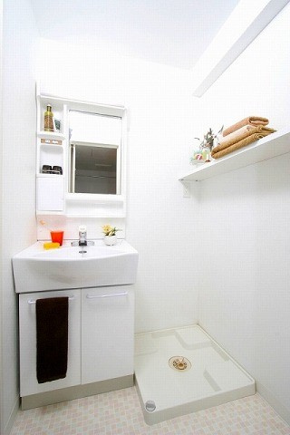 エンクレスト博多Ⅲの洗面所|明るい洗面所です