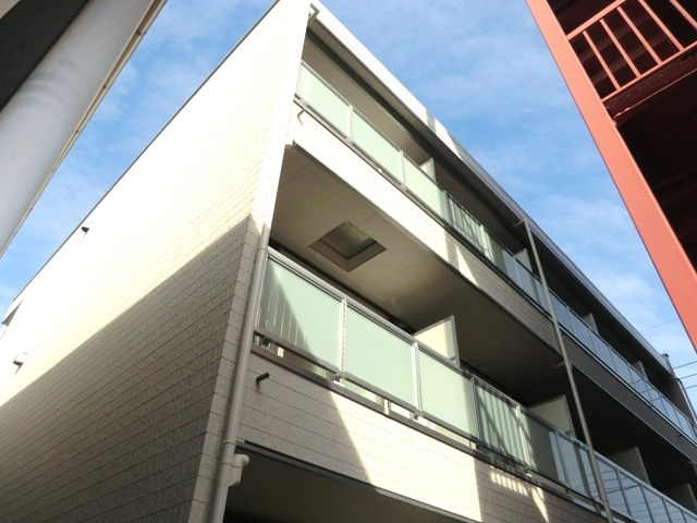 リブリ・ロッソの外観|★鉄骨造３階建てマンション！外観です。★