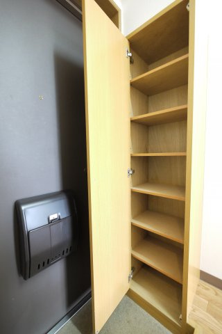 エレガンス京町の収納|※写真は別の部屋のものです。