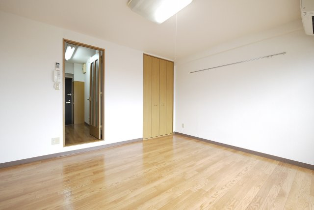 エレガンス京町の洋室|※写真は別の部屋のものです。