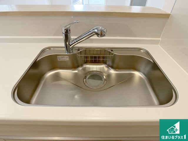 加古川市野口町野口　第7-II期　新築一戸建ての独立洗面台|清潔感のある洗面台です。フラットな鏡は掃除がしやすく毎日清潔！ホースは引き出して使えるので洗顔やお掃除の際に便利です！