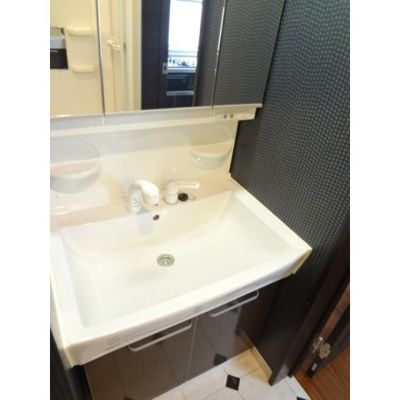 【洗面所】 | シャンテーム鶴間 | 明るい洗面所です