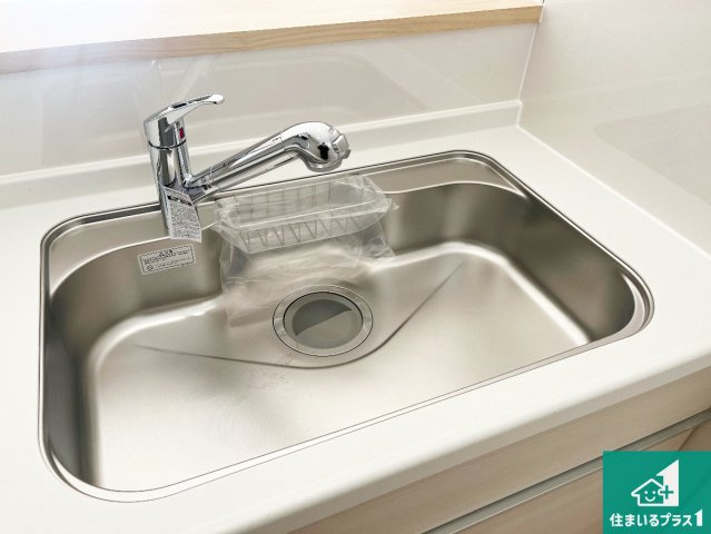 加古川市平岡町土山　第11期　新築一戸建ての独立洗面台|清潔感のある洗面台です。フラットな鏡は掃除がしやすく毎日清潔！ホースは引き出して使えるので洗顔やお掃除の際に便利です！