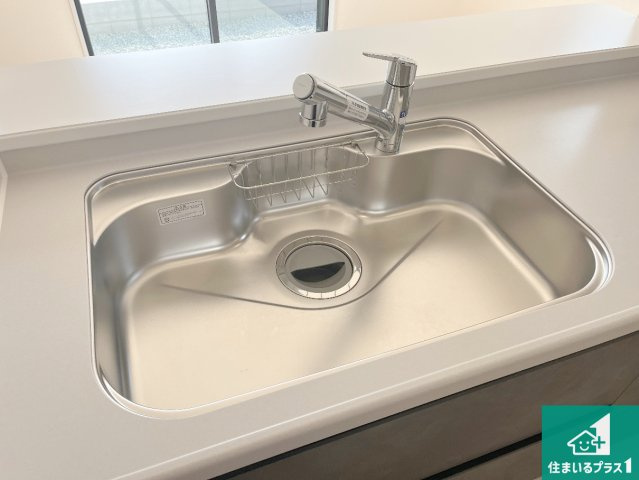 姫路市広畑区才　第8期　新築一戸建ての独立洗面台|清潔感のある洗面台です。フラットな鏡は掃除がしやすく毎日清潔！ホースは引き出して使えるので洗顔やお掃除の際に便利です！