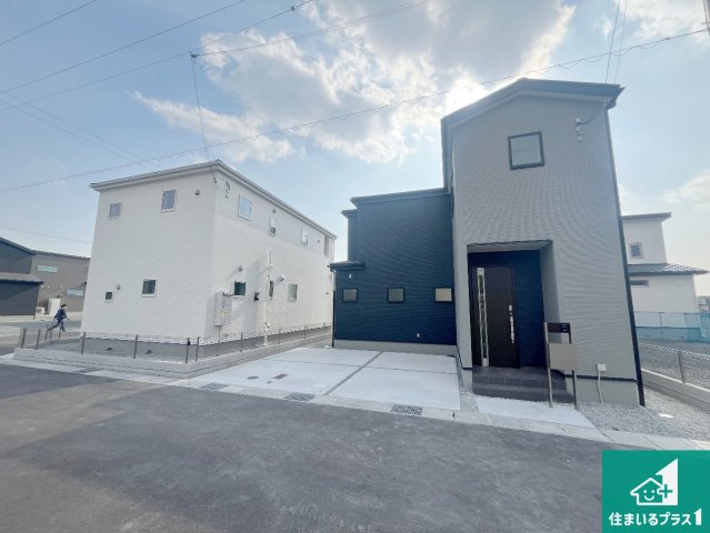 姫路市広畑区才　第8期　新築一戸建ての前面道路含む現地写真|周辺は閑静な住宅街！前面道路広々で車の出し入れも便利です。駐車が苦手な方でも安心して車庫入れできます！