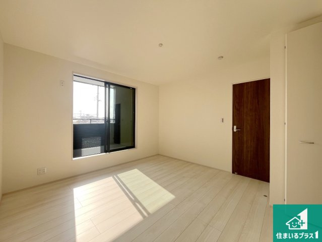 姫路市広畑区才　第8期　新築一戸建ての洋室|寝室は心地よい眠りについてもらいたくて、シンプルかつ開放的な空間な設計にしています！大きな窓から差し込む日が心地いいです♪