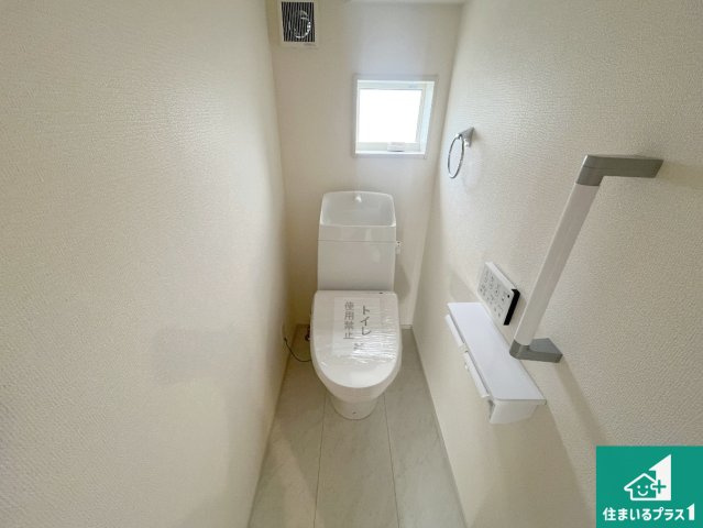 姫路市広畑区才　第8期　新築一戸建てのトイレ|1・2階の2ヶ所にあるので、朝の忙しい時間の順番待ちもなく、深夜の利用にも大変便利です。