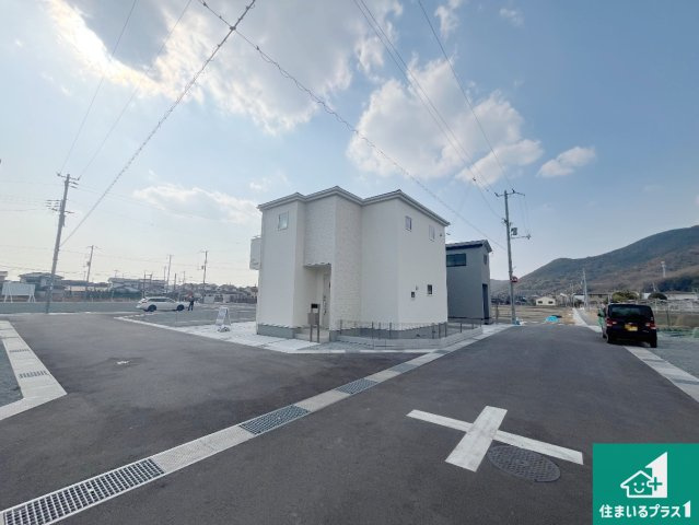 姫路市広畑区才　第8期　新築一戸建ての前面道路含む現地写真|周辺は閑静な住宅街！前面道路広々で車の出し入れも便利です。駐車が苦手な方でも安心して車庫入れできます！