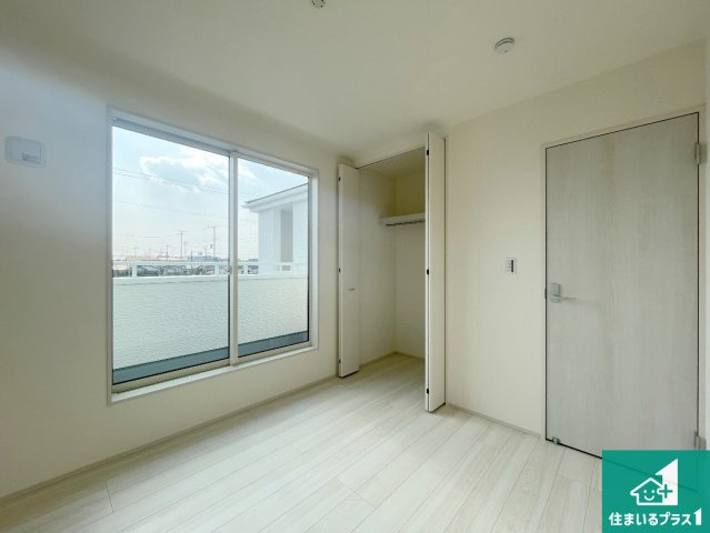 姫路市広畑区才　第8期　新築一戸建ての洋室|寝室は心地よい眠りについてもらいたくて、シンプルかつ開放的な空間な設計にしています！大きな窓から差し込む日が心地いいです♪