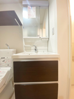 【洗面所】 | ハーミットクラブハウス戸塚ロータスコート | 明るい洗面所です