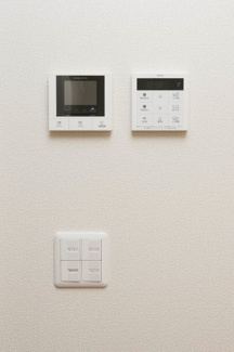 【セキュリティ】 | シャーメゾン　テミス | オートロックとモニター付きインターホンで安心♪
右側は追い焚き、自動給湯が出来る給湯器リモコンです