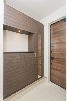 【玄関】 | シャーメゾン　テミス | シューズボックス付き。手すりやセンサー付き照明もあって便利です