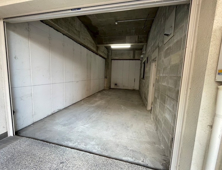 草津市草津町の店舗事務所の駐車場