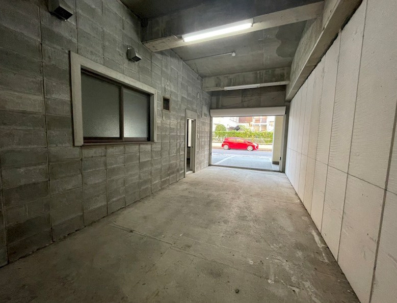 草津市草津町の店舗事務所の駐車場