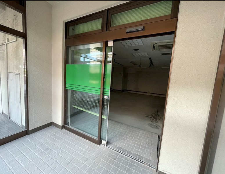 草津市草津町の店舗事務所の玄関