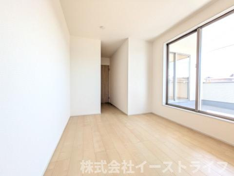 【新築戸建】【土日祝日オープンハウス開催中】　いわき市平下平窪１期　長期優良住宅　全３棟の子供部屋|3号棟写真　窓から日が差し込む明るい洋室。シンプルな造りなので配置するインテリア次第でお好きなお部屋の雰囲気に変えられます。