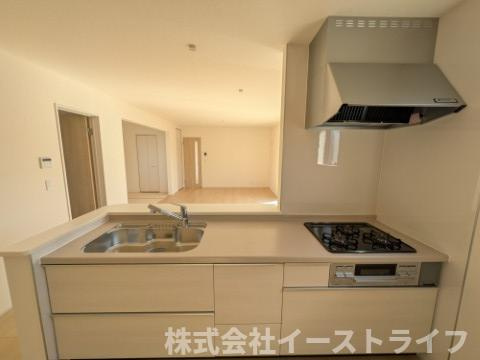 【新築戸建】【土日祝日オープンハウス開催中】　いわき市平下平窪１期　長期優良住宅　全３棟のキッチン|3号棟写真　対面式キッチンなので、リビングルームにいるご家族の様子を見ながら調理ができ、小さなお子様がいる家庭でも安心です。