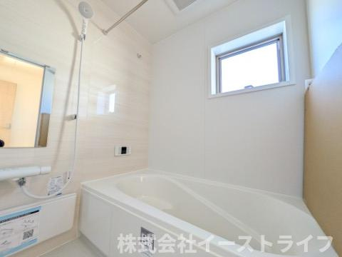 【新築戸建】【土日祝日オープンハウス開催中】　いわき市平下平窪１期　長期優良住宅　全３棟の浴室|3号棟写真　１坪サイズのバスルーム。浴室換気乾燥機を標準装備。乾きやすい床やお手入れのしやすい排水口など、いつも清潔にご使用いただけます。