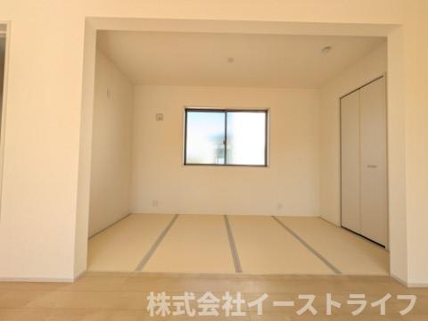 【新築戸建】【土日祝日オープンハウス開催中】　いわき市平下平窪１期　長期優良住宅　全３棟の和室|3号棟写真　リビングとつながる畳敷きのお部屋はお客様が遊びに来た時にも使えますし、ちょっと疲れた時にお昼寝できるのもうれしいですね(^^)/