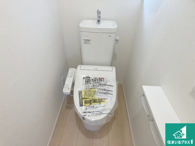 加古川市野口町野口　第7-II期　新築一戸建てのトイレ|1・2階の2ヶ所にあるので、朝の忙しい時間の順番待ちもなく、深夜の利用にも大変便利です。