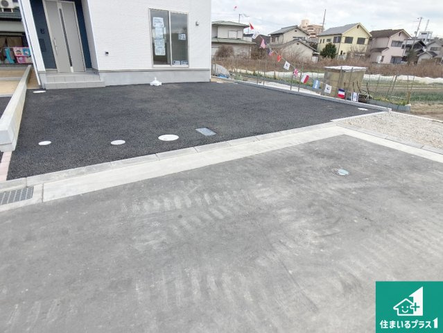 加古川市野口町野口　第7-II期　新築一戸建ての駐車場|並列２台駐車可能！ゆとりの駐車スペースで車庫入れもスムーズ！