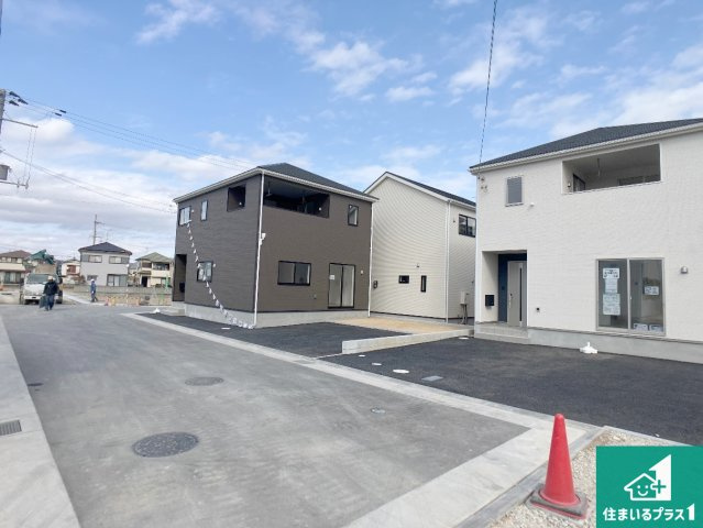 加古川市野口町野口　第7-II期　新築一戸建ての前面道路含む現地写真|周辺は閑静な住宅街！前面道路広々で車の出し入れも便利です。駐車が苦手な方でも安心して車庫入れできます！