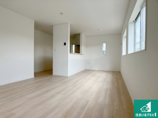 加古川市野口町野口　第7-II期　新築一戸建ての居間・リビング|シンプルなリビングは、観葉植物等のインテリアを楽しめますね！パパ好みにも、ママ好みにも家具次第で雰囲気を変えることができます！