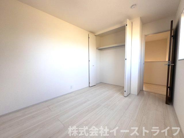 【新築戸建】　いわき市平祢宜町1期　全2棟の洋室|同社施工写真　洋室は和室と比べて家具を置いたり敷物を敷いたりと、カスタマイズ性が高いので、自分の好みの部屋にしやすいです。