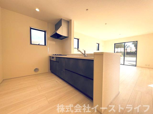 【新築戸建】　いわき市平祢宜町1期　全2棟のキッチン|同社施工写真　対面式キッチンなので、リビングルームにいるご家族の様子を見ながら調理ができ、小さなお子様がいる家庭でも安心です。