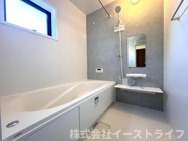 【新築戸建】　いわき市平祢宜町1期　全2棟の浴室|同社施工写真　１坪サイズのバスルーム。浴室換気乾燥機を標準装備。乾きやすい床やお手入れのしやすい排水口など、いつも清潔にご使用いただけます。
