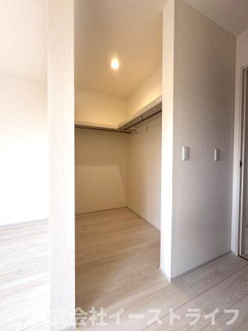 【新築戸建】　いわき市平祢宜町1期　全2棟の収納|同社施工写真　ウォークインクローゼットは洋服だけではなく、スーツケースなどの大きな荷物も収納できるので大変便利です。