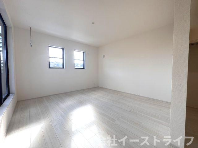 【新築戸建】　いわき市平祢宜町1期　全2棟の寝室|同社施工写真　家具などのインテリアともマッチしておしゃれ感が出しやすく、身の回りの整理がしやすいのも魅力な洋室です。