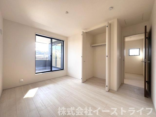 【新築戸建】　いわき市平祢宜町1期　全2棟　長期優良住宅の子供部屋|同社施工写真　窓から日が差し込む明るい洋室。シンプルな造りなので配置するインテリア次第でお好きなお部屋の雰囲気に変えられます。